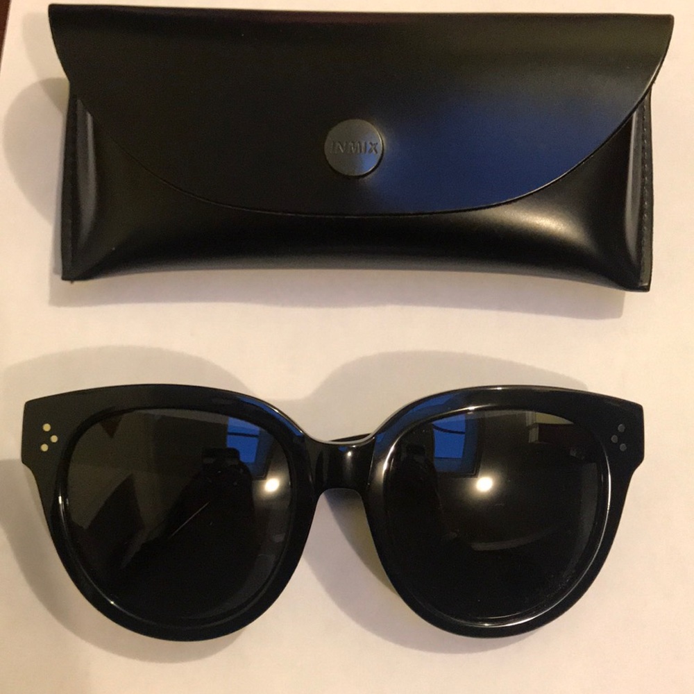 Women’s black sunglasses with 3 silver dots